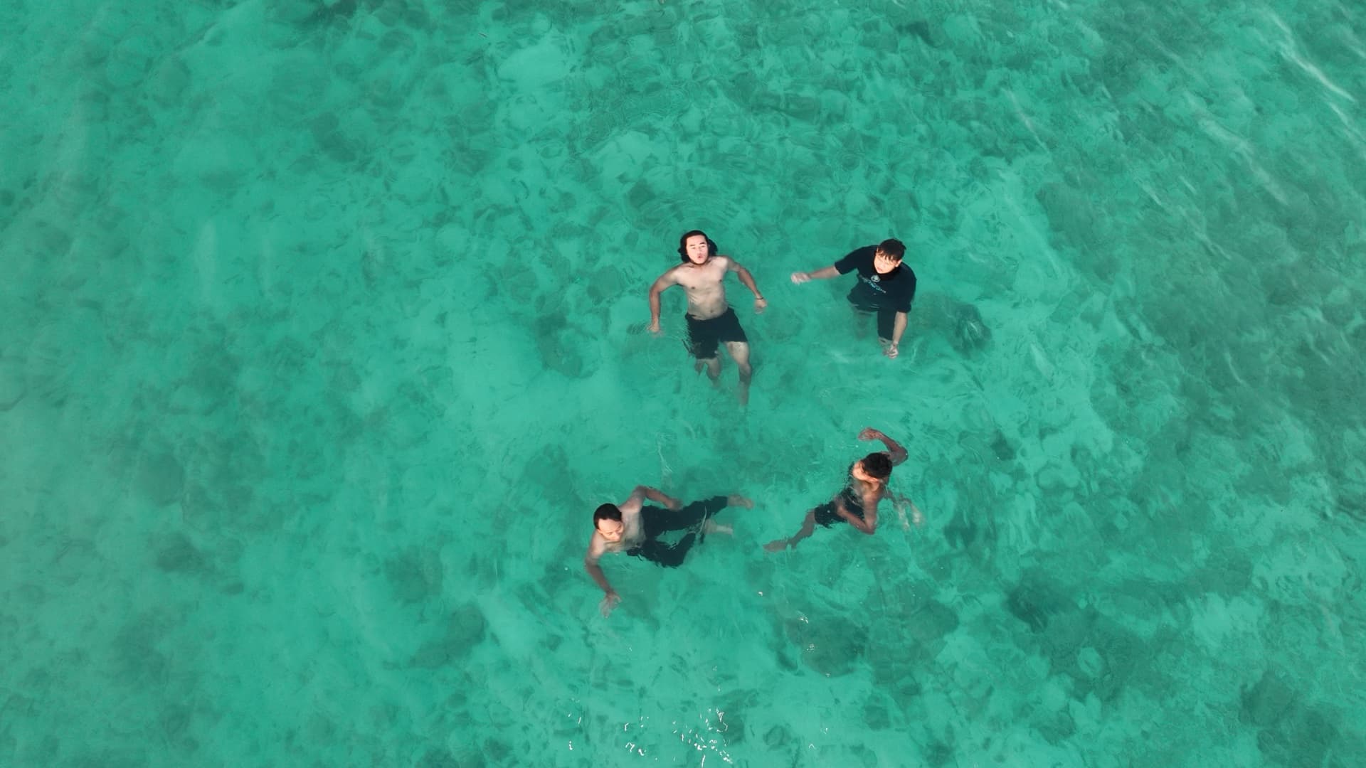 Perairan dangkal Pulau Parang yang jernih sampai dasarnya terlihat.