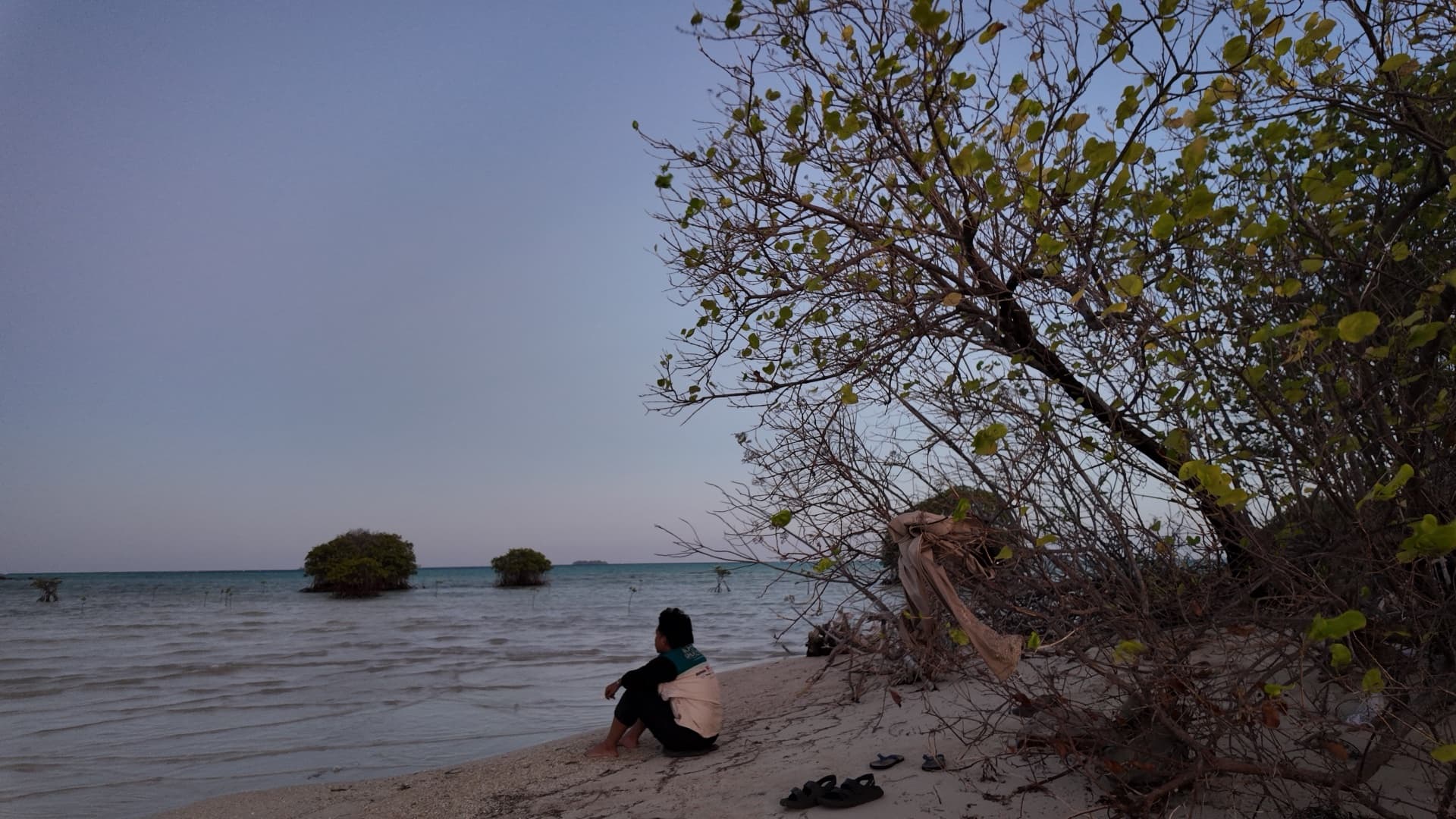 Menepi di pantai Pulau Nyamuk menjelang senja.