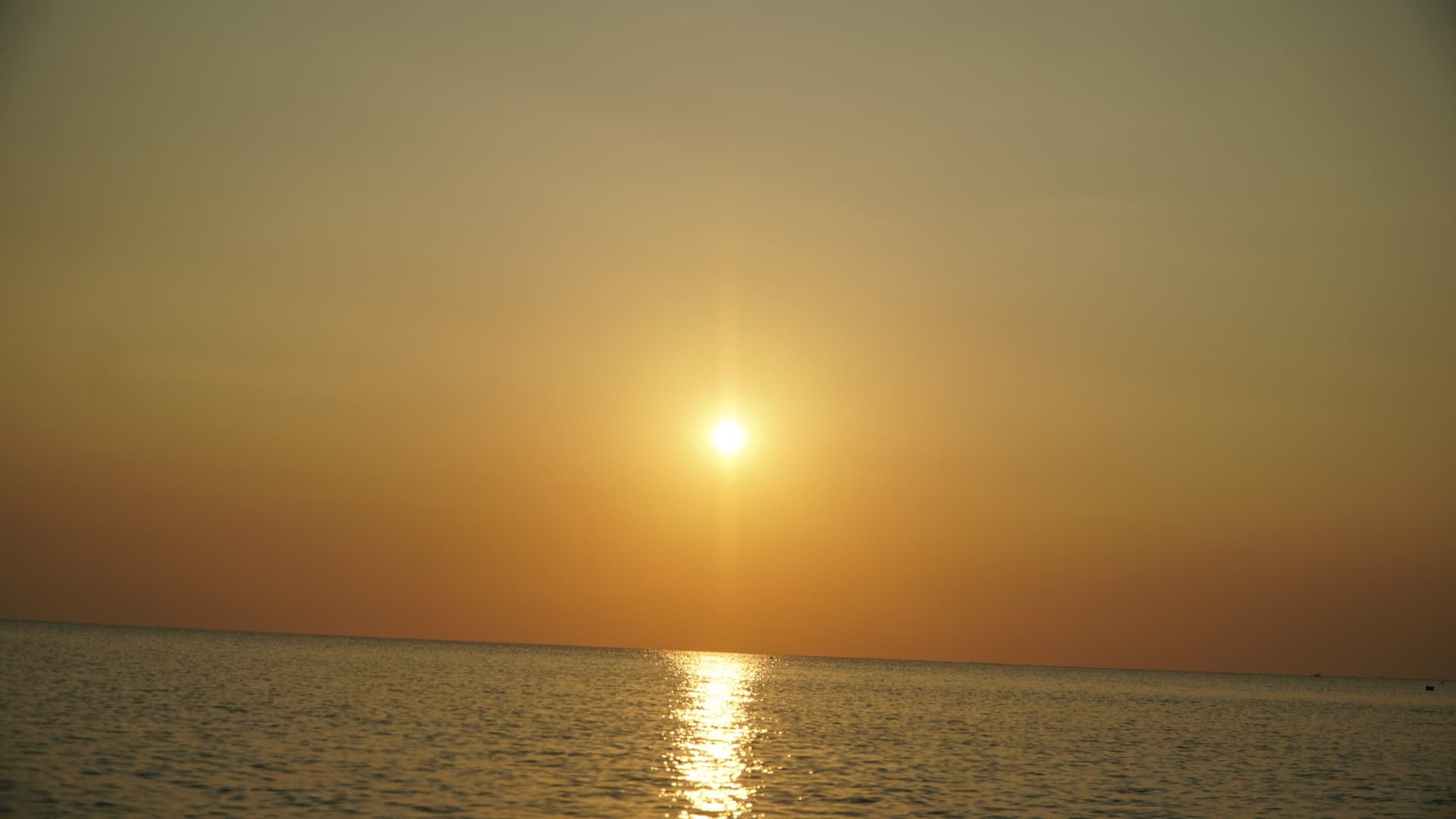 Matahari terbenam di perairan Pulau Nyamuk.