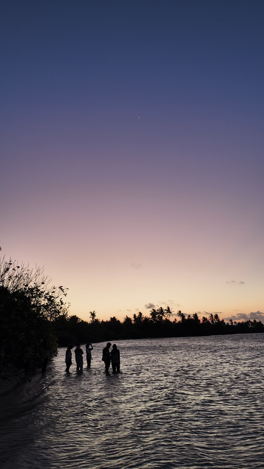 Menyusuri perairan dangkal Pulau Nyamuk saat hari beranjak gelap.