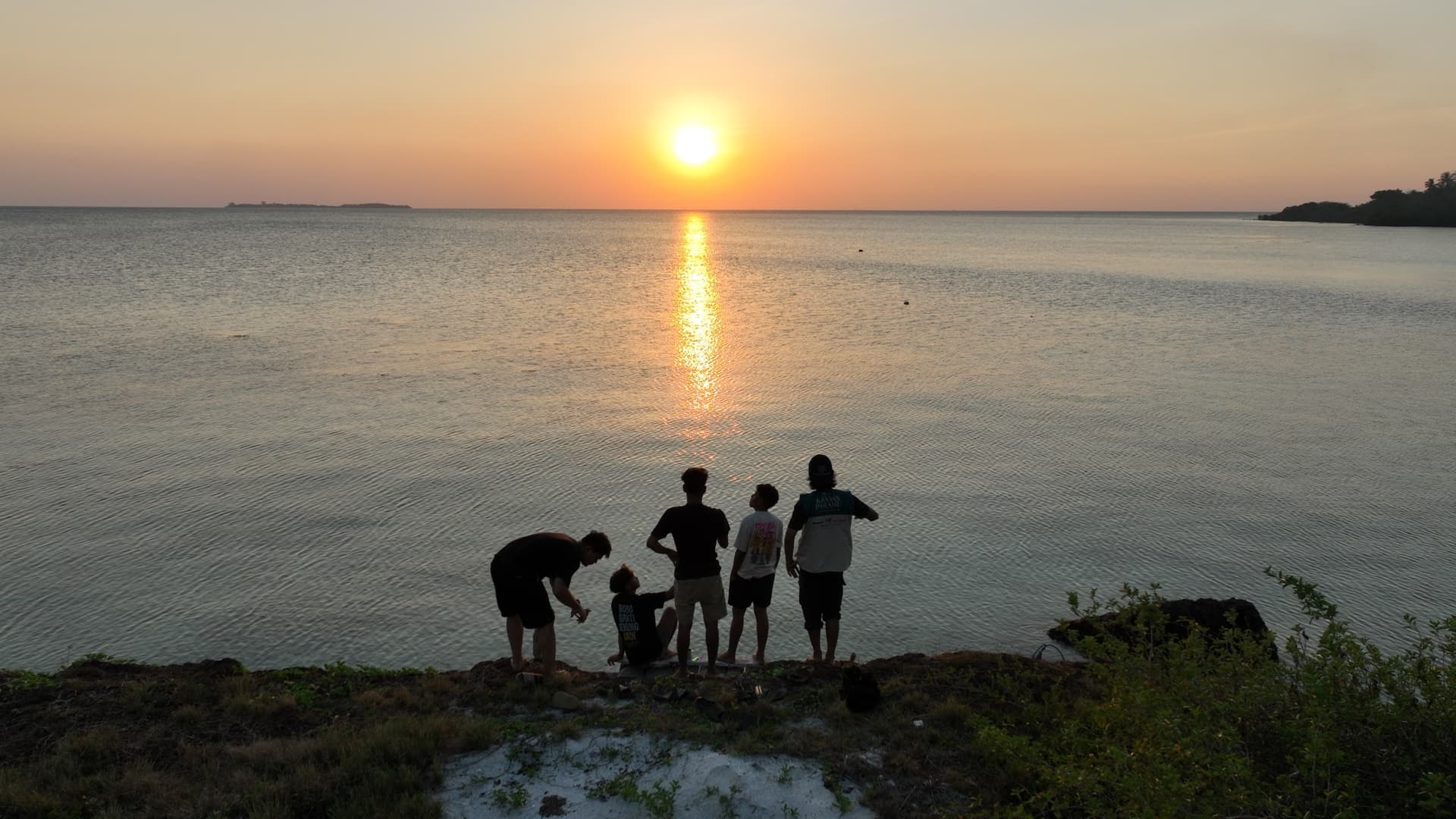 Menikmati matahari terbenam dari tepi pantai Pulau Parang.