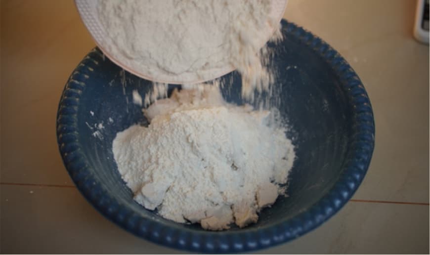 Langkah 5: Tambahkan 230 gram Tepung Terigu Protein Tinggi.