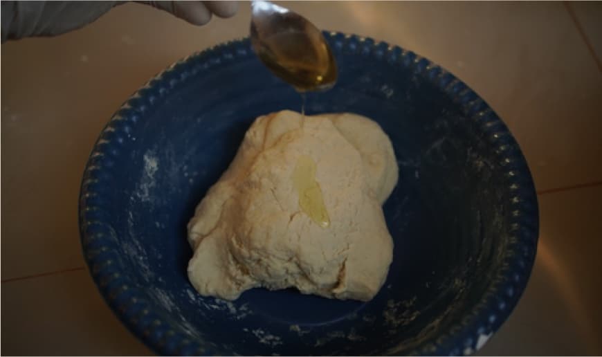 Langkah 8: Tambahkan 1 sendok makan minyak goreng.